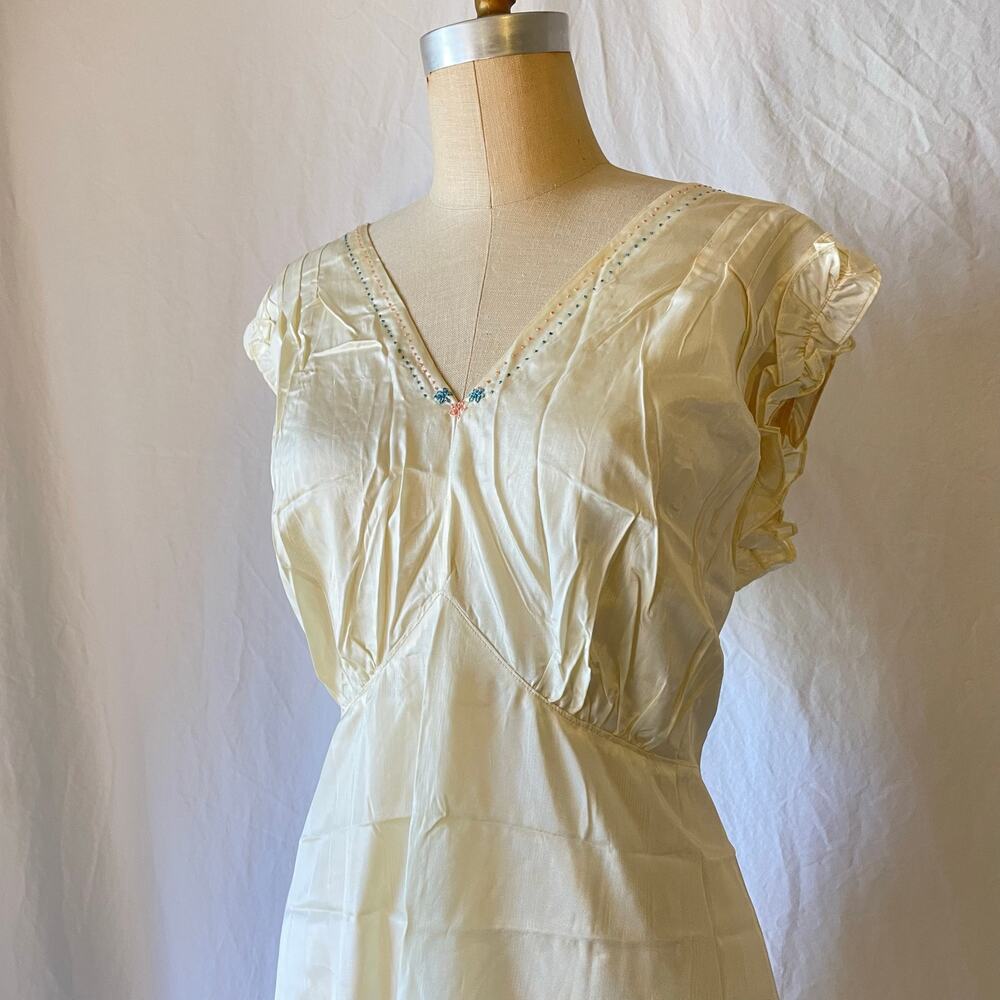 Vtg 1940s Ivory Rayon Taffeta Nightgown Hostess Gown Diamond Midriff Ruffle 40s - Picture 2 of 16